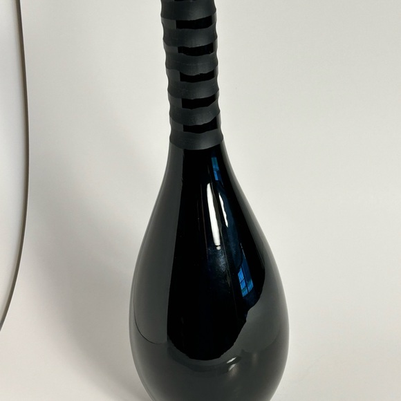 Mikasa Brentwood black glass vase - Picture 3 of 9